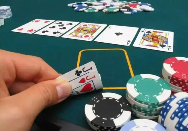 德州扑克玩法技巧：在星空棋牌场馆中提升你的游戏水平